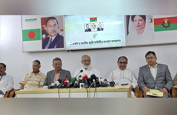 বিএনপির চেয়ারপারসনের গুলশানের কার্যালয়ে আজ মঙ্গলবার বিকেলে জরুরি সংবাদ সম্মেলনে দলটির নেতারা