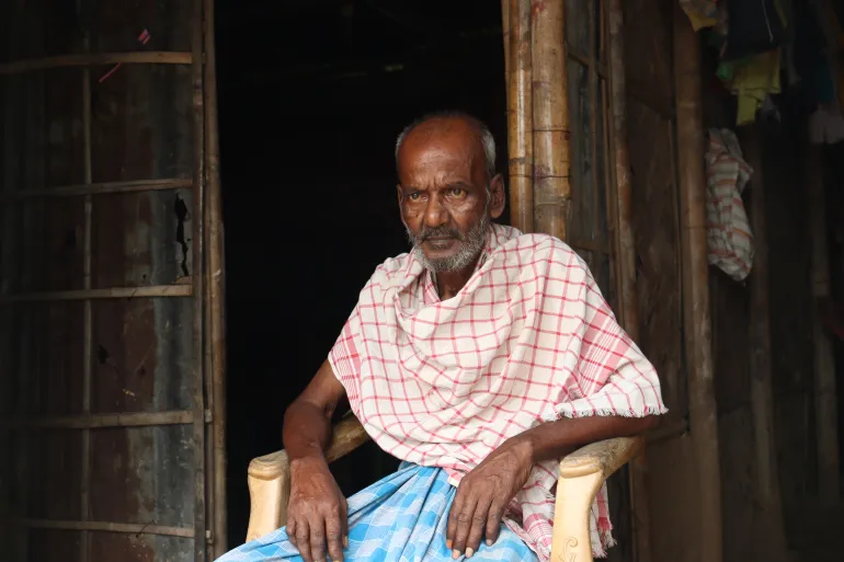 আসামের মরিগাঁও জেলায় তার বাড়ির বাইরে উফা আলী [আল জাজিরা]