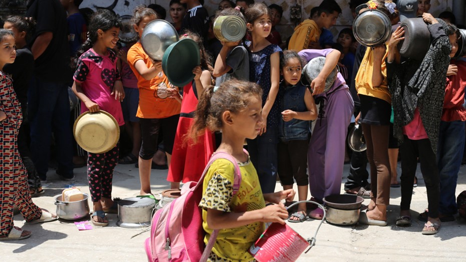 Palestinians_waiting_for_aid_in_Gaza