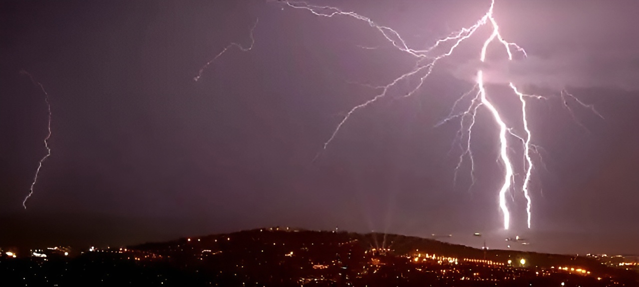 বিকট বজ্রপাতে হার্ট অ্যাটাক অতঃপর মৃত্যু