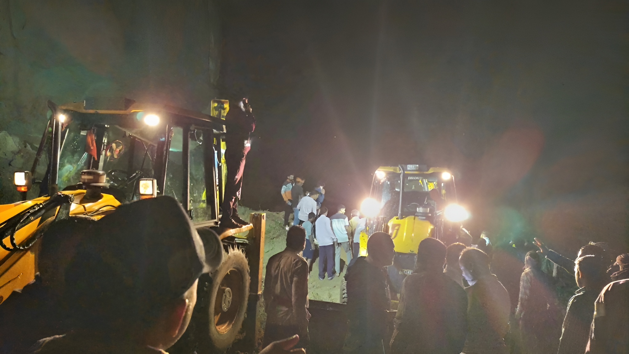 ভারতে ভূমিধসে বাসের ১৫ জন যাত্রী নিহত