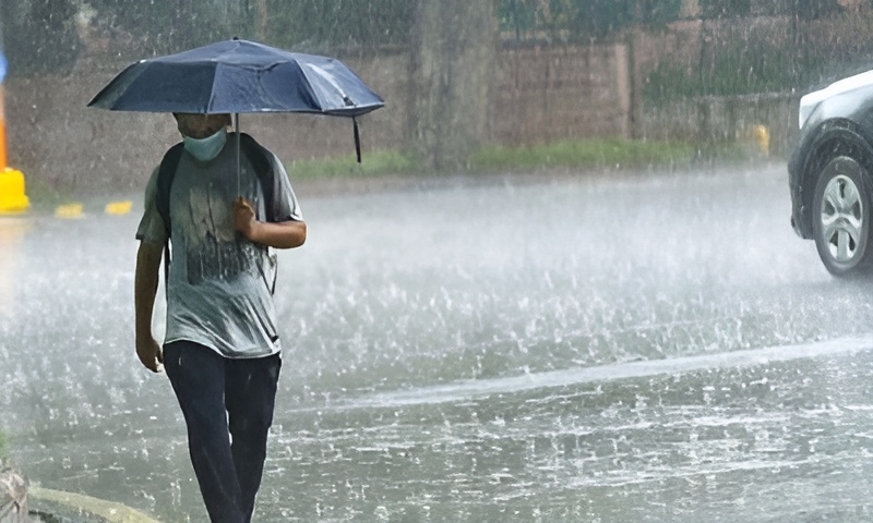 দুপুরের মাঝে ঢাকায়  বৃষ্টির আভাস