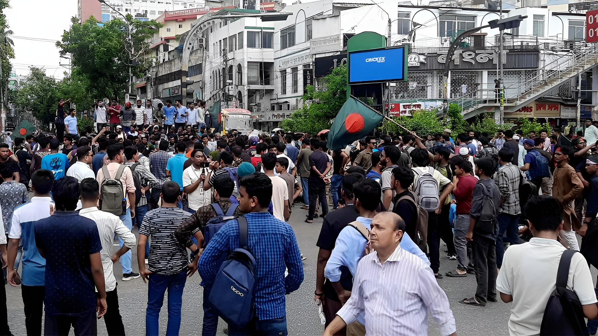 সায়েন্স ল্যাবে ঢাকা কলেজ শিক্ষার্থীদের সড়ক অবরোধ,  ভোগান্তিতে শত মানুষ