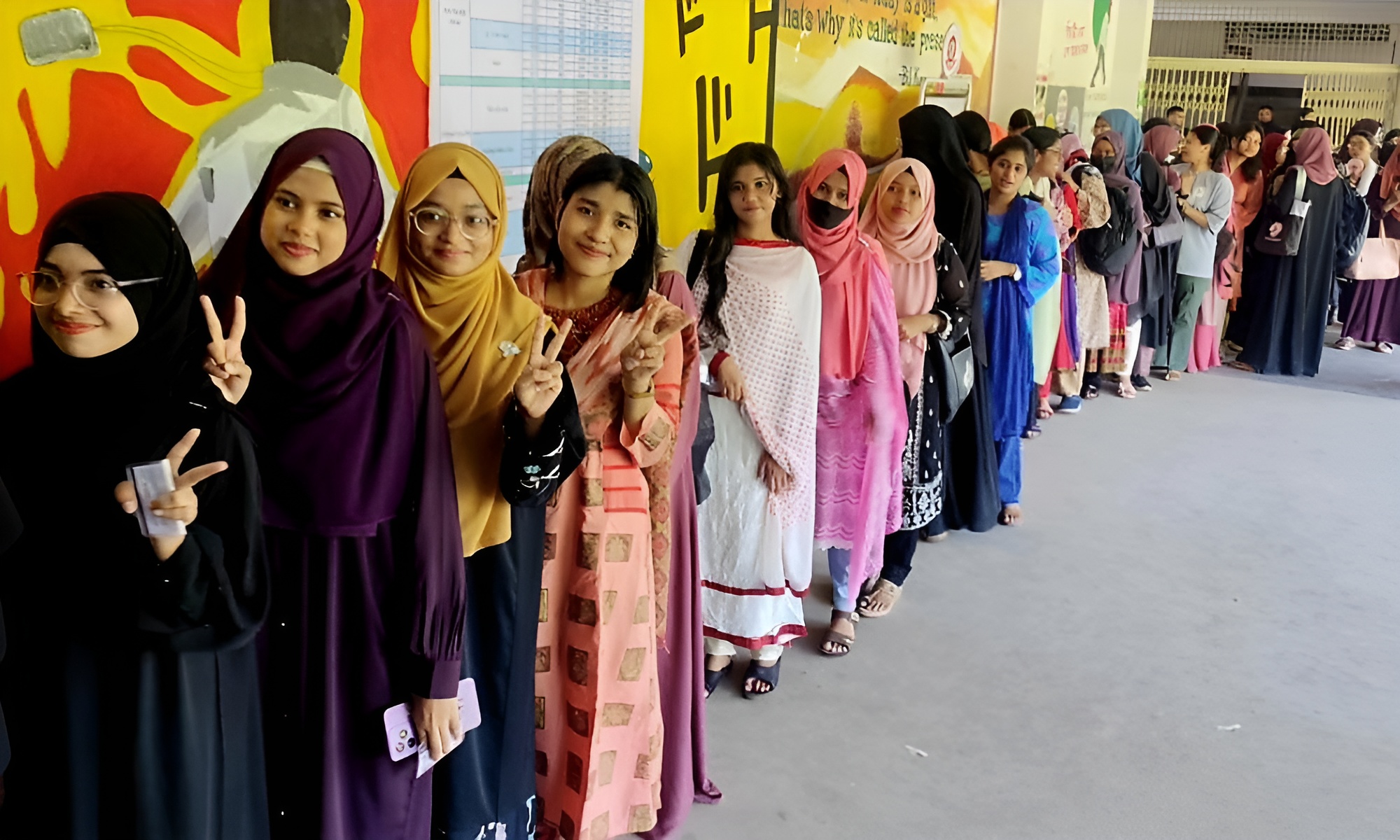 রাকসু নির্বাচনের ভোটকেন্দ্রে মেয়েদের  ভিড়
