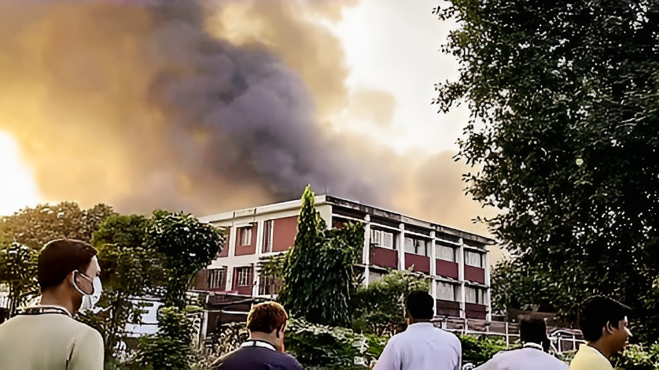 কার্গো ভিলেজ হতে  ধোঁয়া উড়ছে