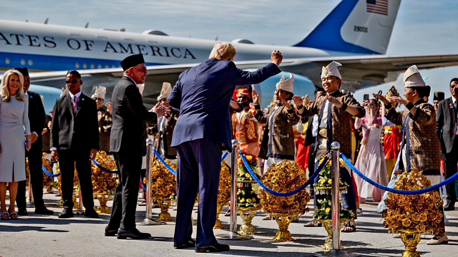 মালয়েশিয়ায় বিমানবন্দরে নেচে উঠলেন ট্রাম্প