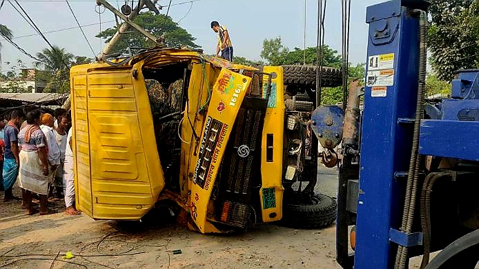 পাবনায় সড়ক দুর্ঘটনা