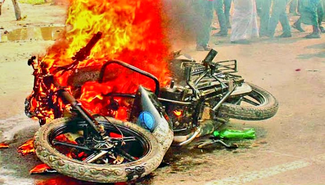 ট্রাকের ধাক্কাতে লাগল বাইকে আগুন
