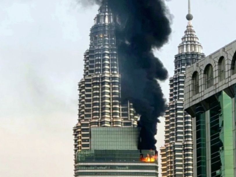 মালয়েশিয়ার আইকনিক পেট্রোনাস টাওয়ারে আগুন