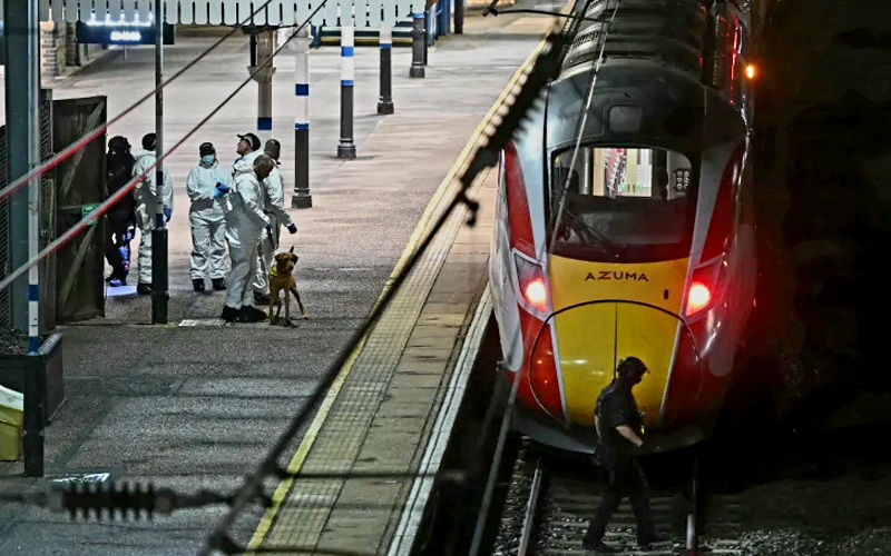 যুক্তরাজ্যের ট্রেনে ছুরিকাঘাত, গ্রেপ্তার ২