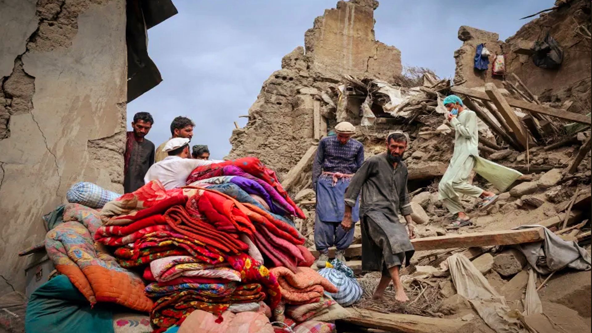 আফগানিস্তানে আঘাত হানলো শক্তিশালী ভূমিকম্পে 