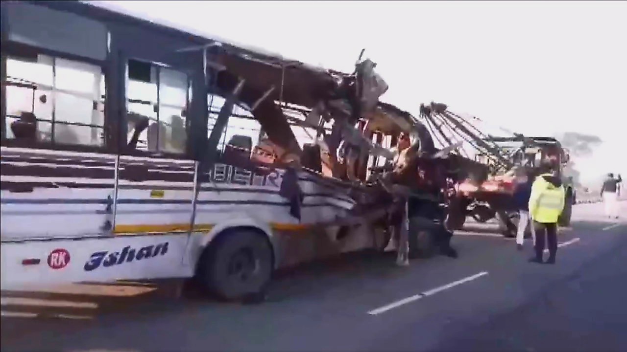 ভারতে বাস ও ট্রাক সংঘর্ষ