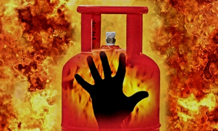 গ্যাস বিস্ফোরণ নারীসহ ৩ জন দগ্ধ 