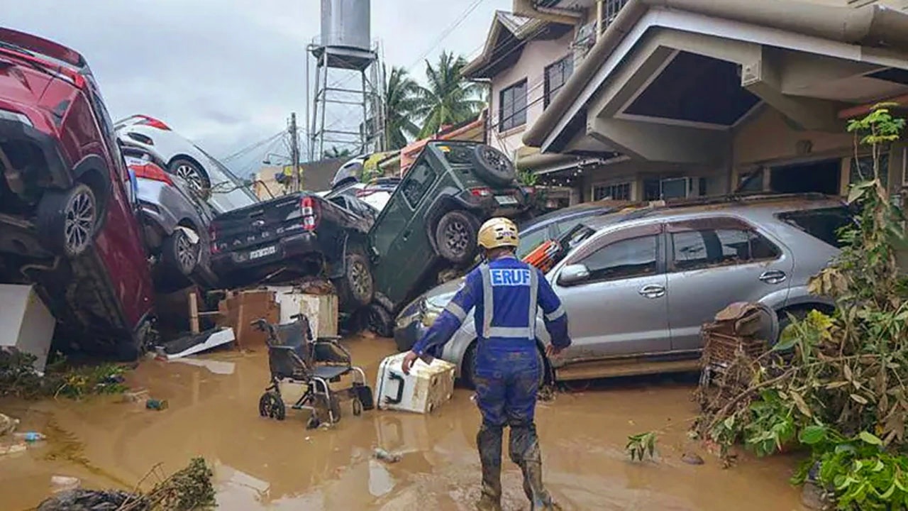 ফিলিপাইনে টাইফুন কালমেগি