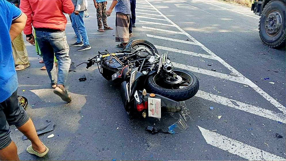 রাজশাহীতে ট্রাক-মোটরসাইকেলের মুখোমুখি সংঘর্ষ