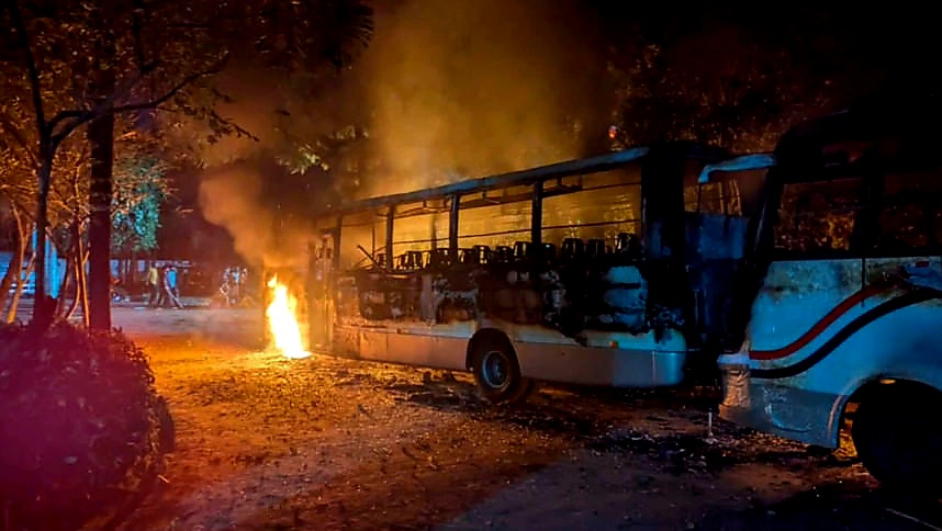 ড্যাফোডিল বিশ্ববিদ্যালয়ের দুটি বাসে আগুন