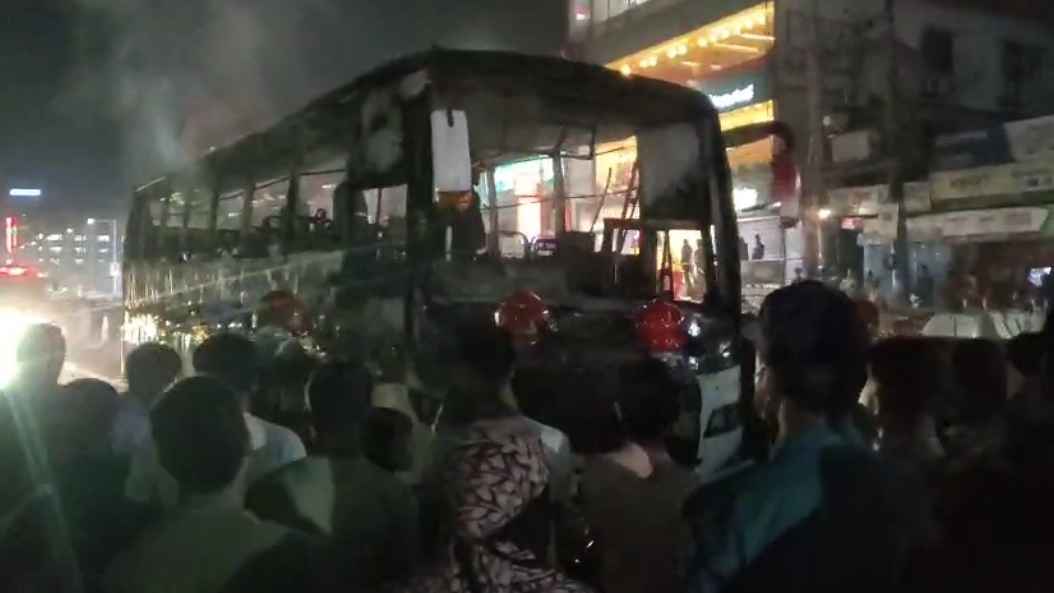 বাসে আগুন