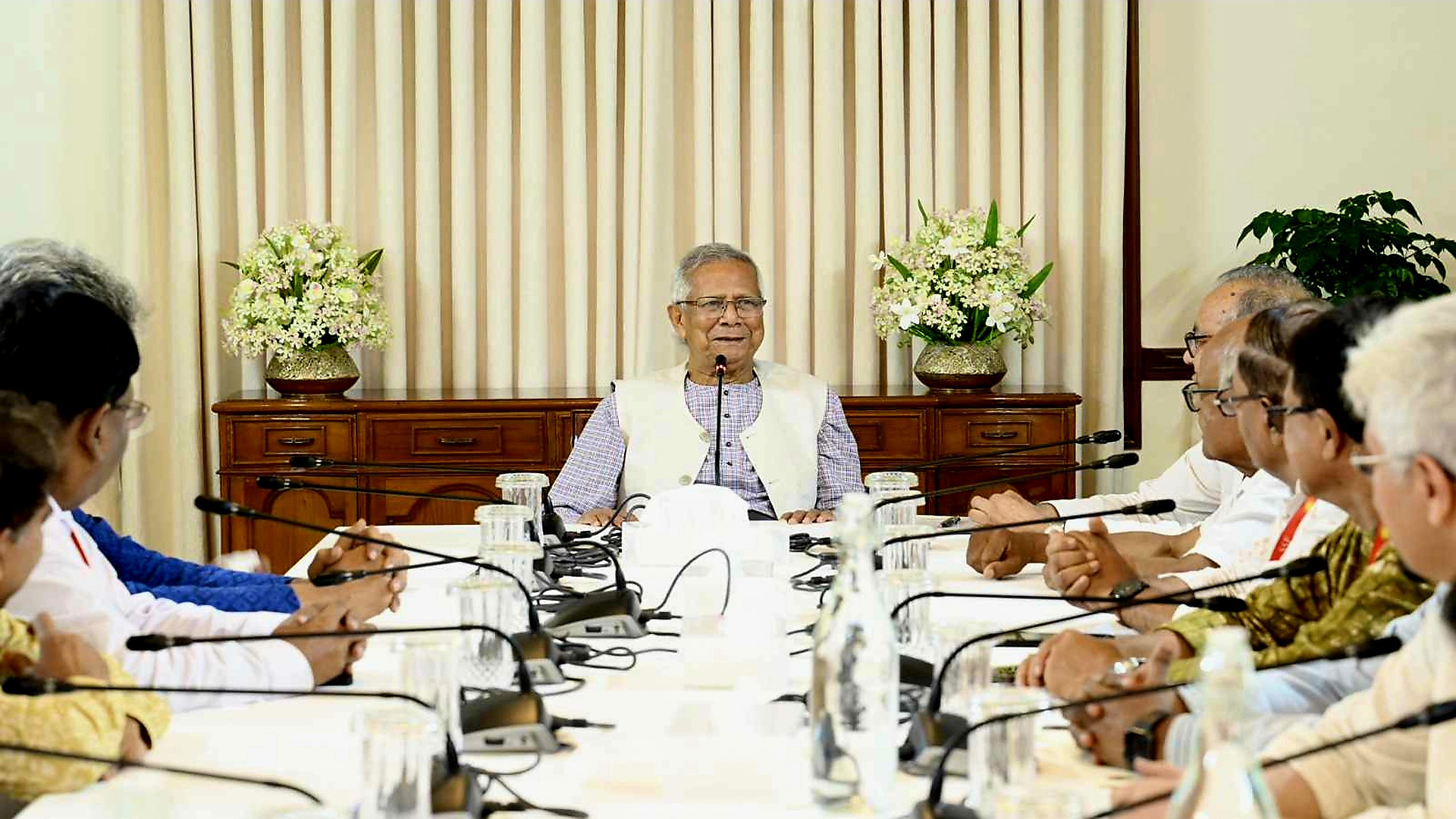 প্রধান উপদেষ্টার সভাপতিত্বে উপদেষ্টা পরিষদের বৈঠক 