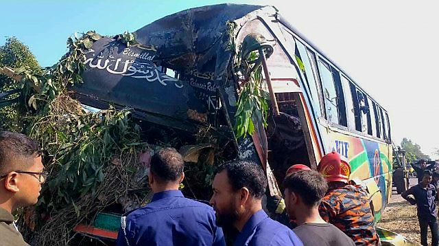 নিয়ন্ত্রণ হারিয়ে বাসের গাছের সাথে ধাক্কা