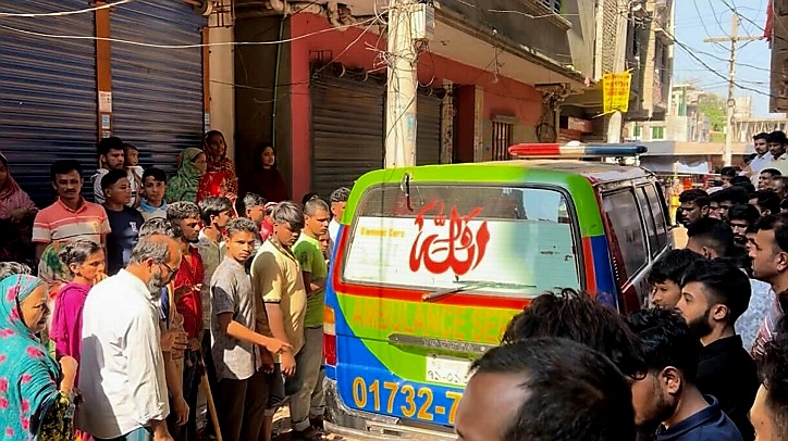 স্ত্রীর মরদেহের পাশেই আহত স্বামী