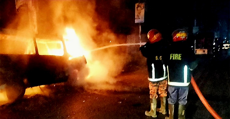 কিশোরগঞ্জ সিভিল সার্জন কার্যালয়ের সামনে একটি অ্যাম্বুলেন্সে দুর্বৃত্তদের আগুন