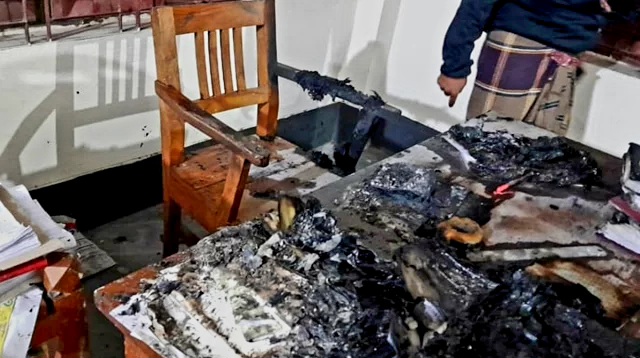 মাগুরাতে গ্রামীণ ব্যাংকে দুর্বৃত্তদের আগুন