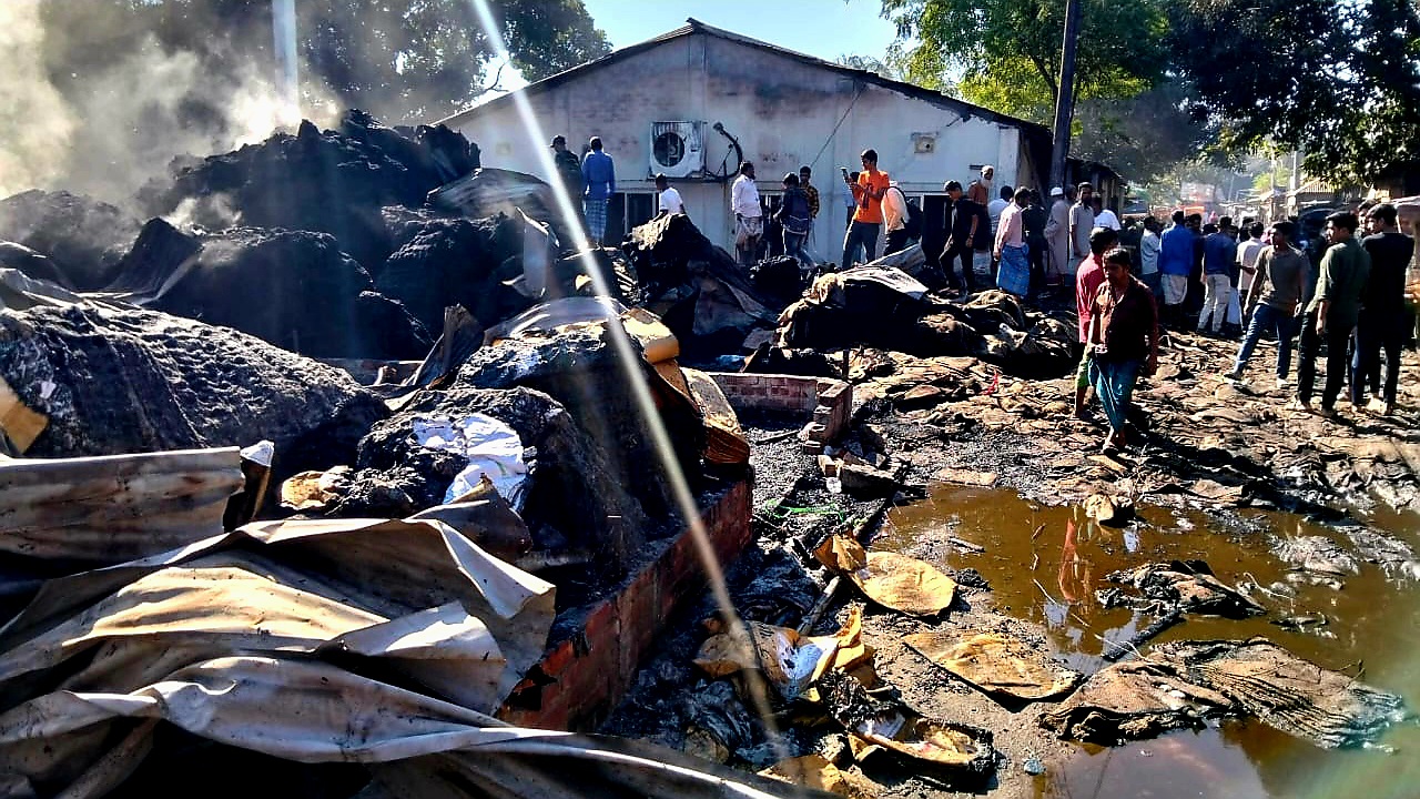 টঙ্গীতে একটি বস্তার গুদামে ভয়াবহ আগুন 