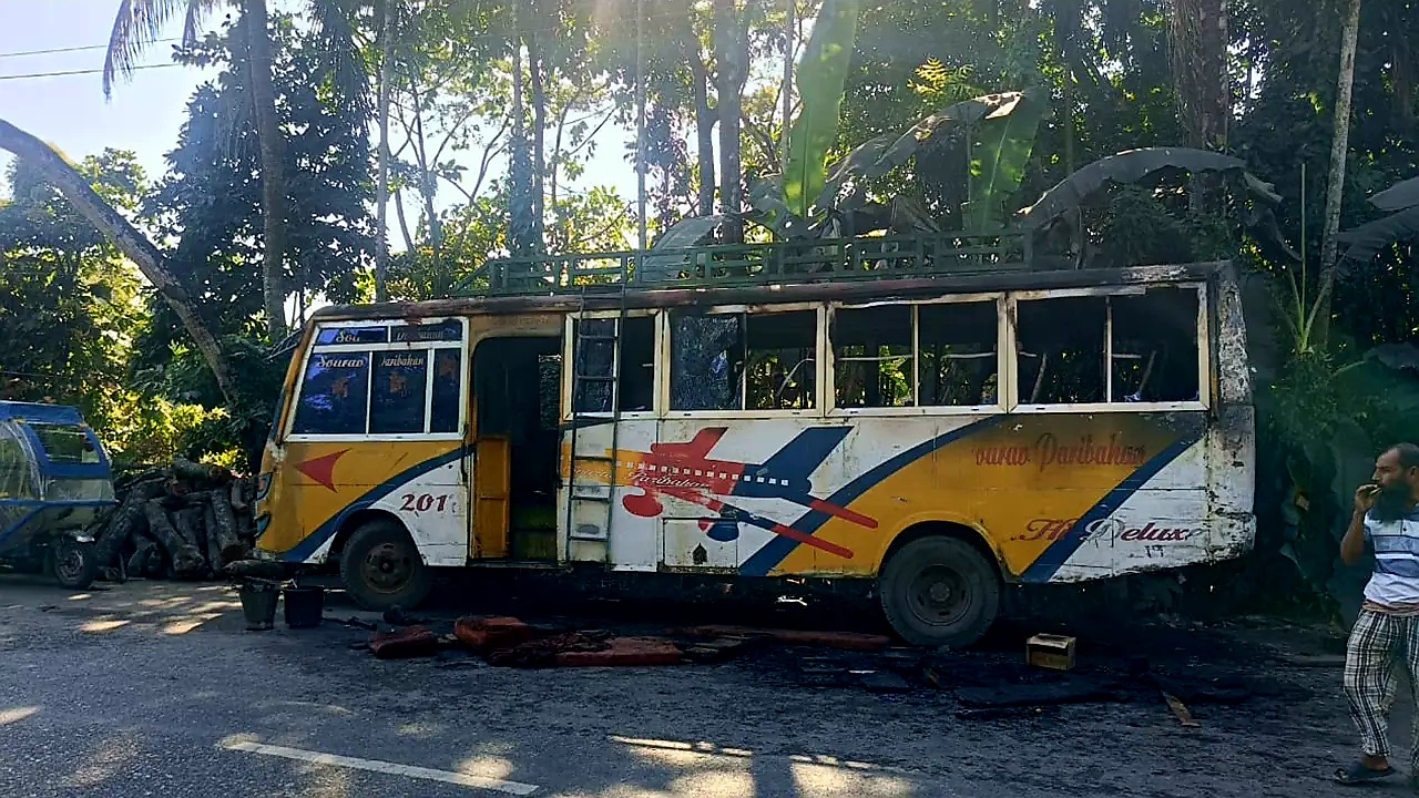 বরিশালে বাসে আগুন