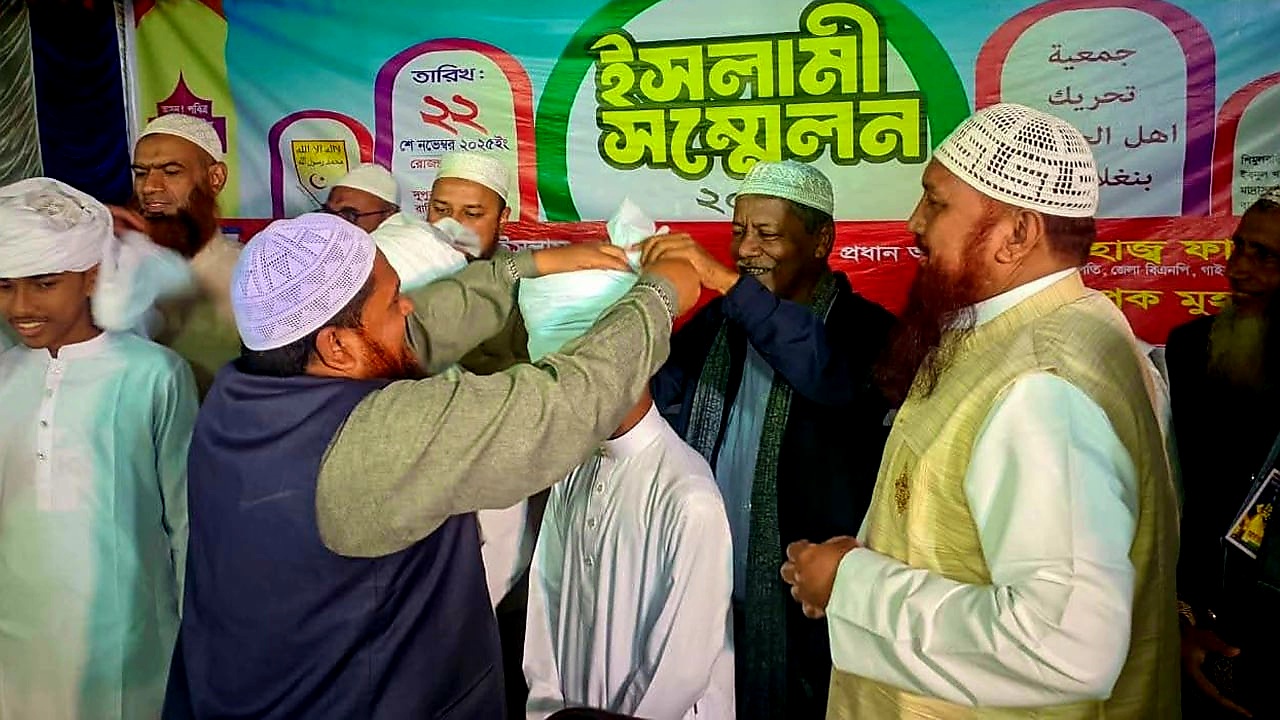 হাফেজদের পাগড়ি পরালেন বিএনপির প্রার্থী