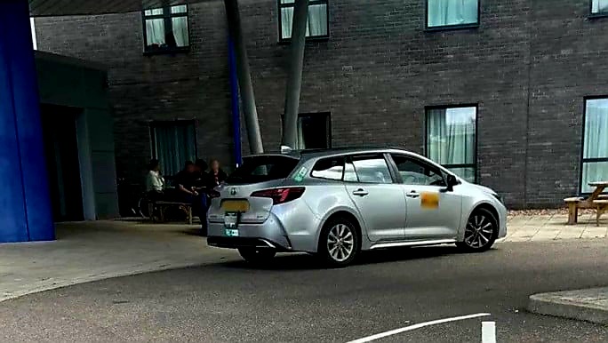 যুক্তরাজ্যে ট্যাক্সি করে হাসপাতালে যেতে পারবেন না আশ্রয়প্রার্থীরা