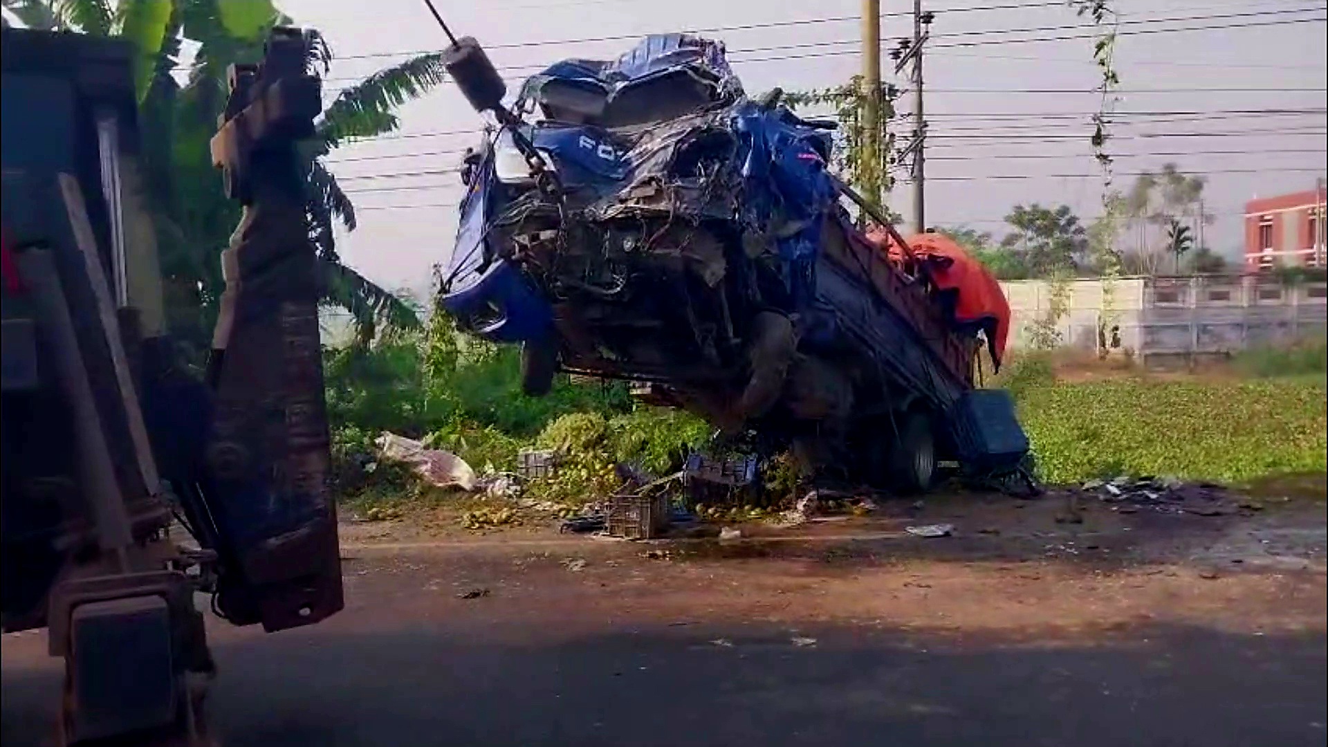 ফরিদপুরে পিকআপ-কাভার্ডভ্যান সংঘর্ষ