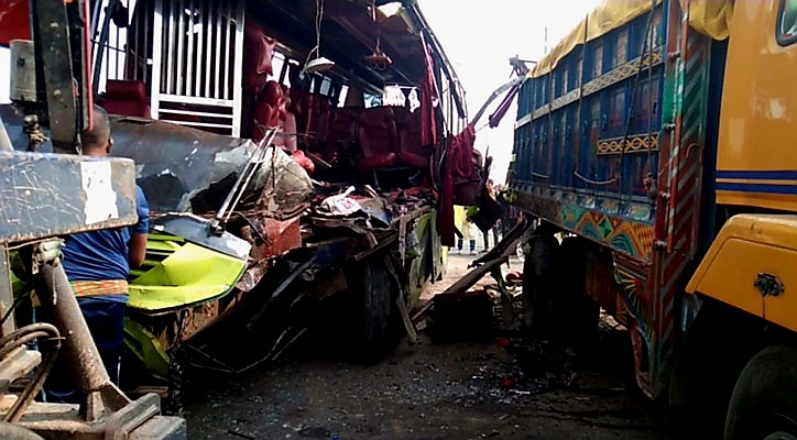 শিবচরে বাস-ট্রাক সংঘর্ষ