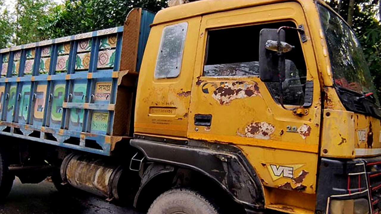 ট্রাকচাপাতে পুলিশ সদস্য নিহত