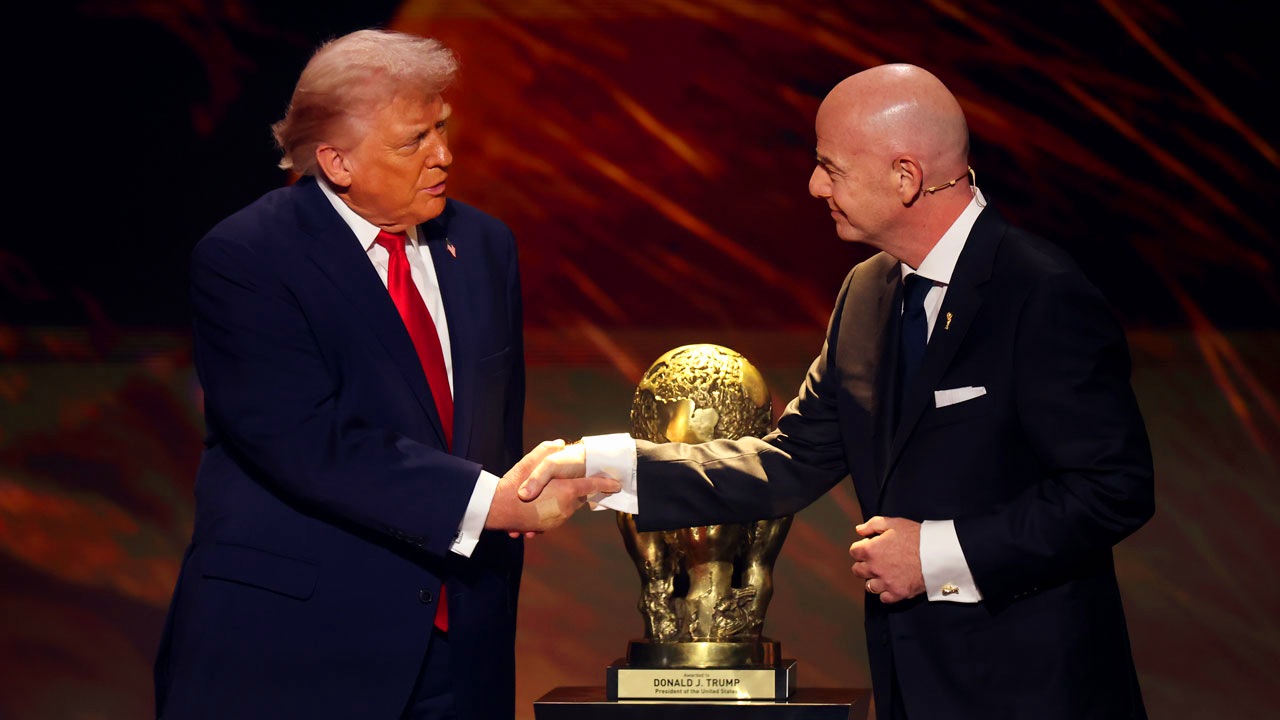 এবার ‘ফিফা শান্তি পুরস্কার’ পেয়েছেন ডোনাল্ড ট্রাম্প