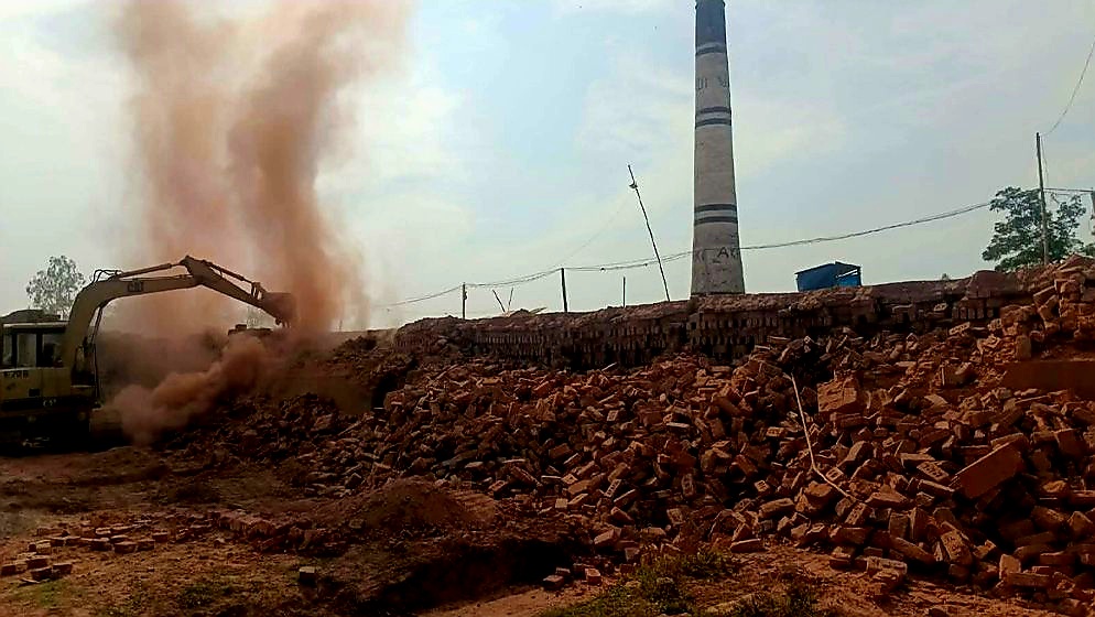 অবৈধ দুইটি ইটভাটা গুঁড়িয়ে দিয়েছে ভ্রাম্যমাণ আদালত