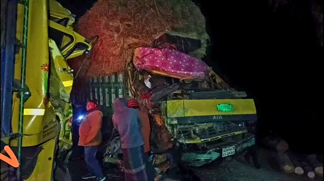 ঝিনাইদহে দুইটি ট্রাকের মুখোমুখি সংঘর্ষ