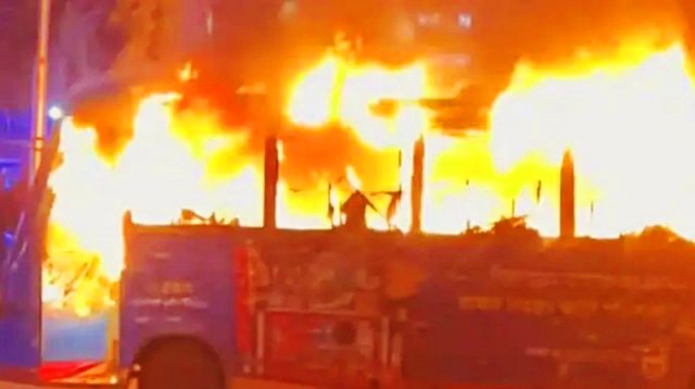 বাড্ডাতে বাসে আগুন