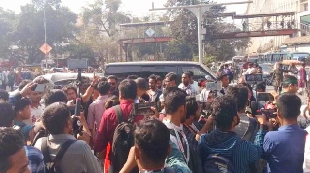 এবার স্বরাষ্ট্র উপদেষ্টার পদত্যাগ দাবিতে শাহবাগ ব্লকেড