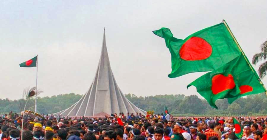 শ্রদ্ধা জানানোর জন্য জাতীয় স্মৃতিসৌধে সর্বস্তরের মানুষের ভিড়