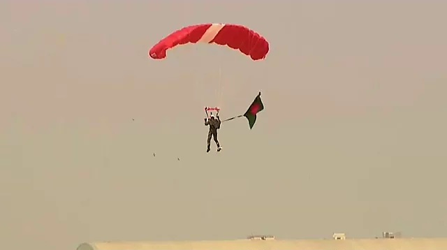 এবার পতাকা হাতে নিয়ে প্যারাস্যুটিংয়ে বাংলাদেশের বিশ্ব রেকর্ড