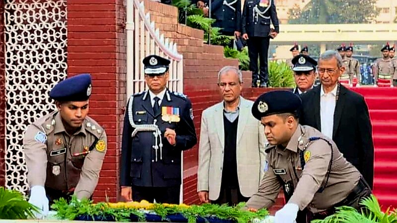পুলিশ স্মৃতিস্তম্ভে শ্রদ্ধা জানিয়েছেন স্বরাষ্ট্র উপদেষ্টা