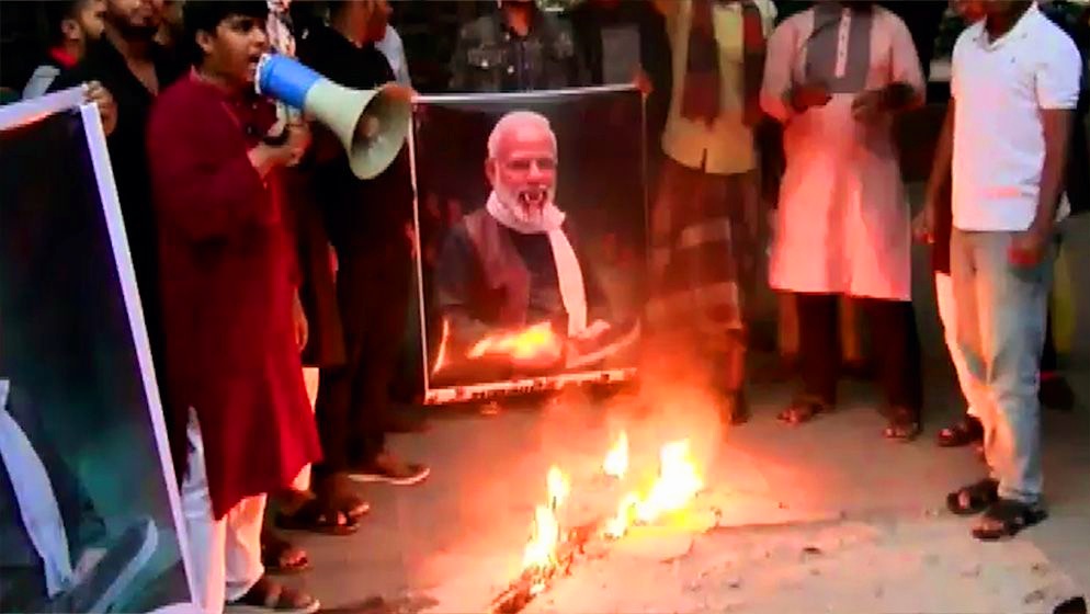 ঢাবিতে মোদির কুশপুত্তলিকা আগুন 