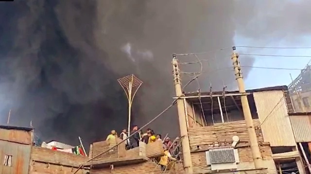 লালবাগে একটি প্লাস্টিক গোডাউনে আগুন