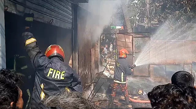 চট্টগ্রামে একটি মার্কেটে আগুন