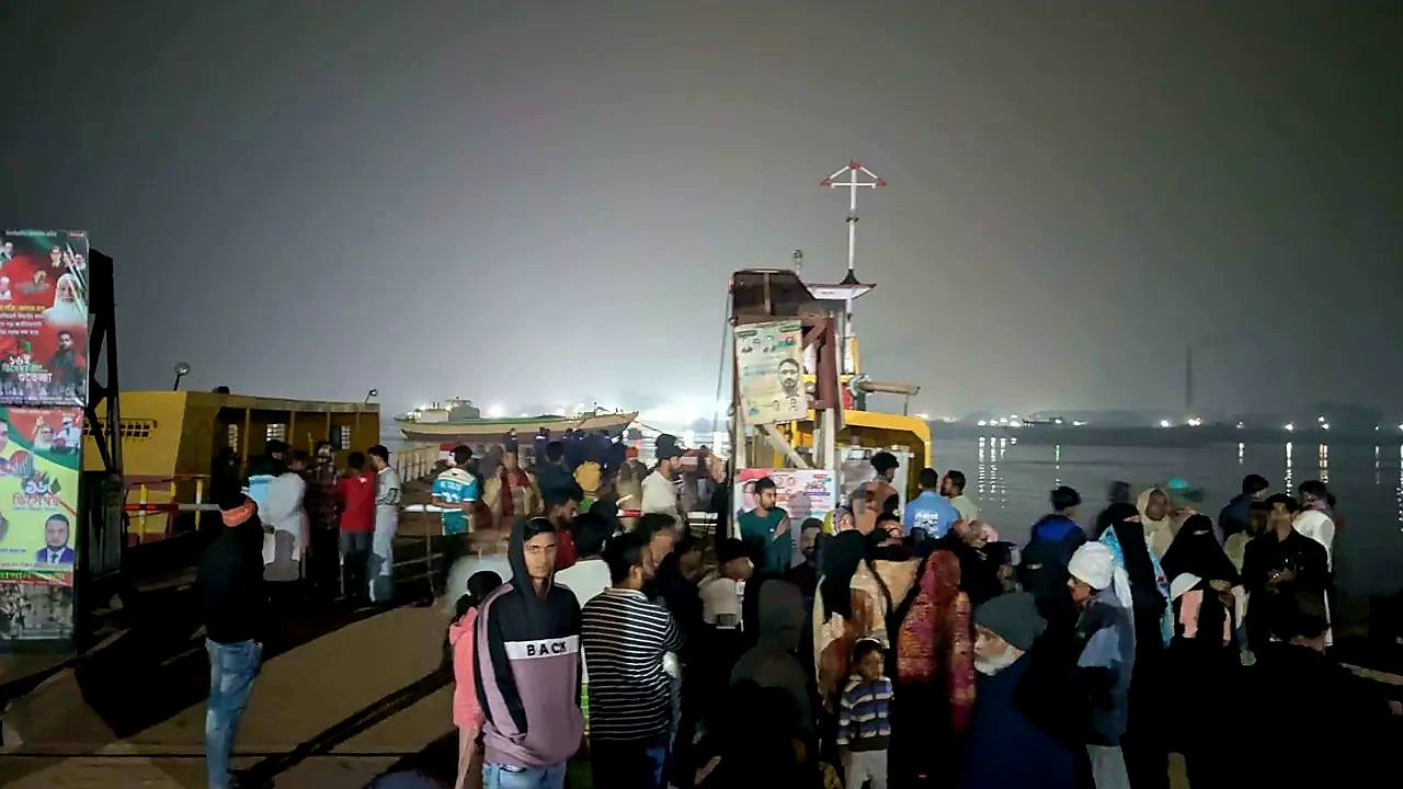 নারায়ণগঞ্জে ফেরি হতে যানবাহন নদীতে