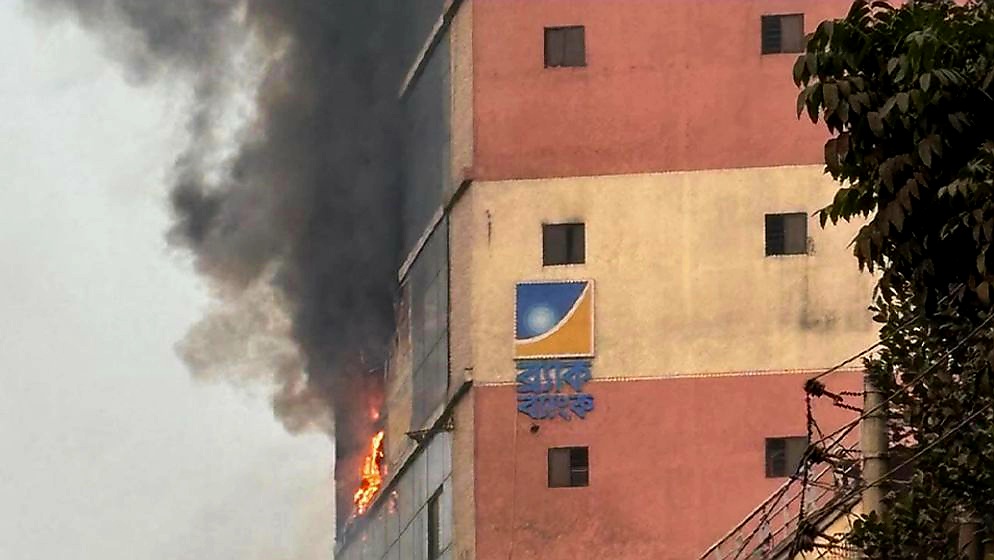 আরমানিটোলাতে একটি বহুতল ভবনে আগুন