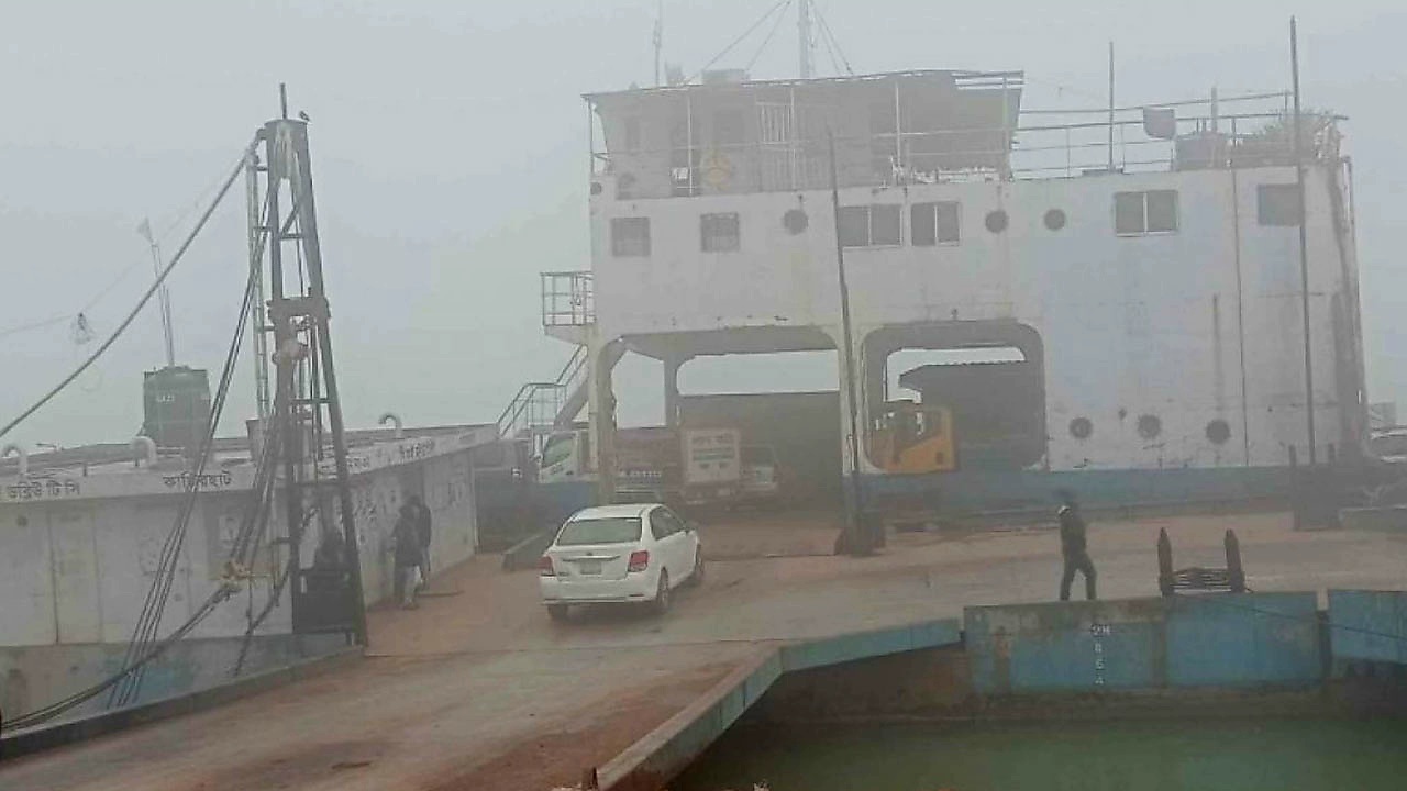 ঘন কুয়াশার কারণে দৌলতদিয়া–পাটুরিয়া নৌরুটে ফেরি চলাচল বন্ধ