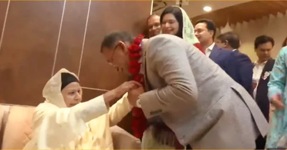 ফুলের মালা দিয়ে বরণ করা হয়েছে তারেক রহমানকে