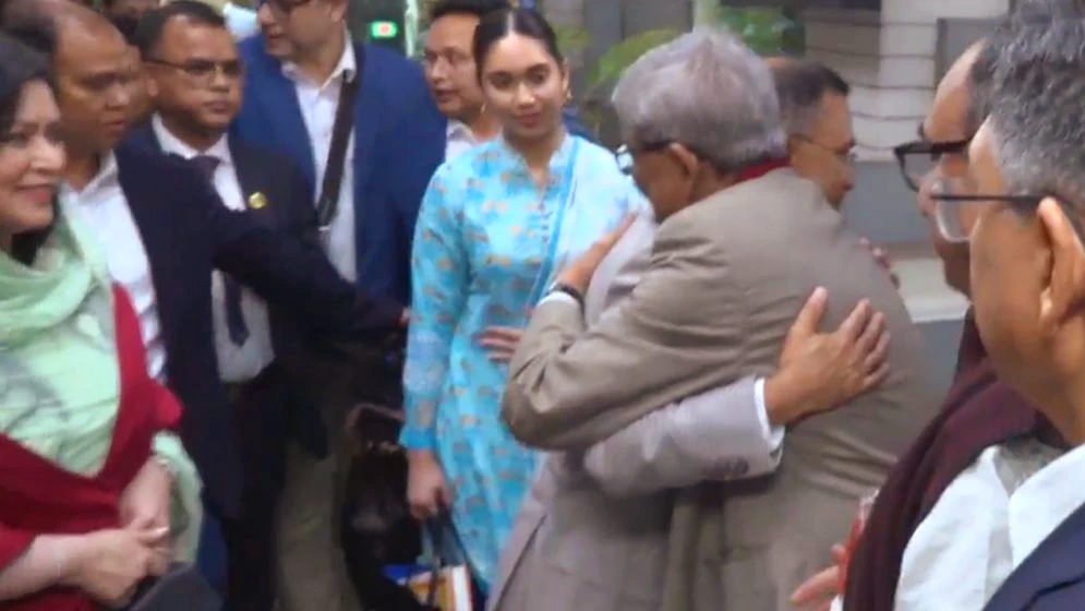 স্থায়ী কমিটির সদস্যদের সাথে কুশল বিনিময় করেছেন তারেক রহমান