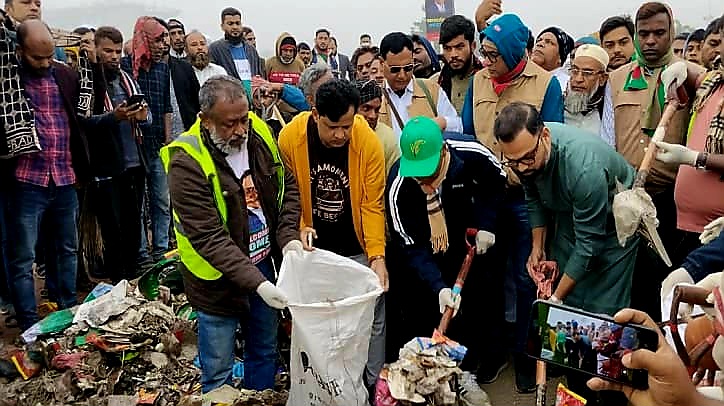 জুলাই ৩৬ এক্সপ্রেসওয়েতে পরিষ্কার করছে বিএনপি